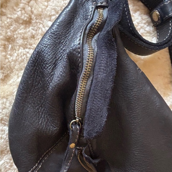 Black Leather Sling/Crossbody Bag - Great Condition - Picture 4 of 7